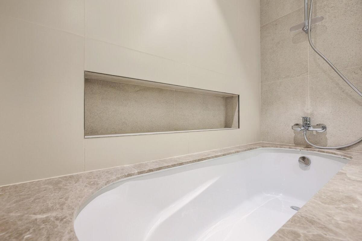 First Class 2br Panoramic Creek Views