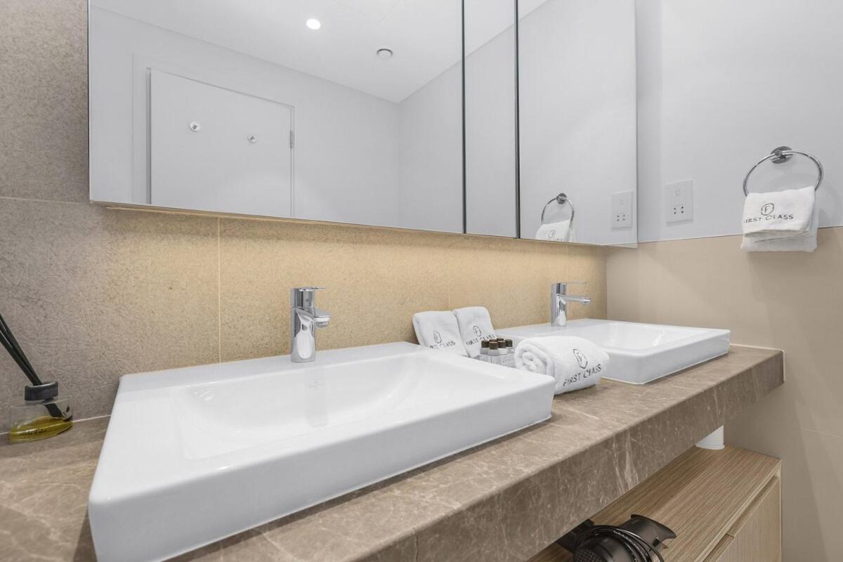 First Class 2br Panoramic Creek Views Apartment Dubai